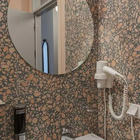 Resume Apartments, Swimmer No 7 By Urban Rent
